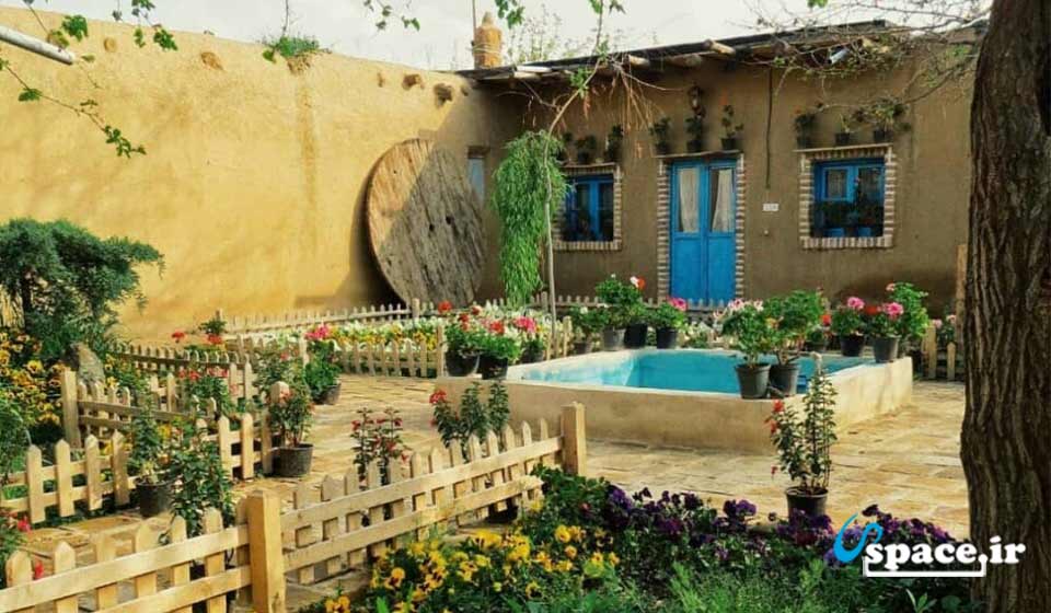 نمای حیاط زیبای اقامتگاه عمارت کوچه باغ - شاندیز - روستای کاریز نو