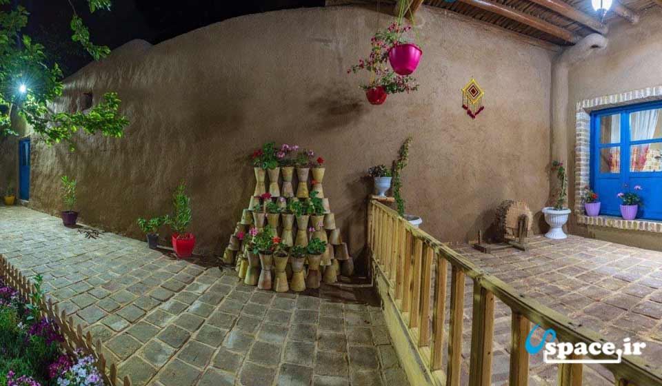 نمای حیاط زیبای اقامتگاه عمارت کوچه باغ - شاندیز - روستای کاریز نو